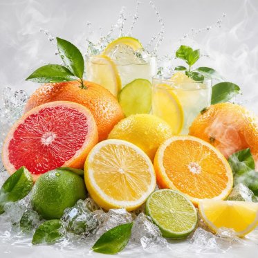Citrusfrugter og lemonade med aroma damp i baggrunden