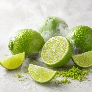 Limefrugter med aroma damp i baggrunden