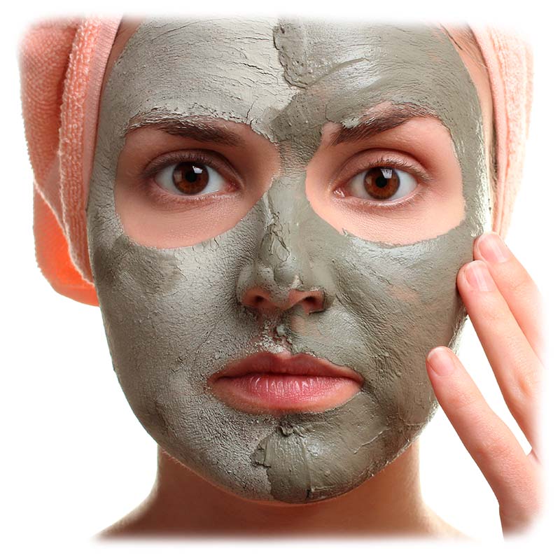 Kvinde med ansigtsmaske af grønt ler