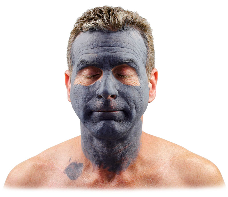 Mand med lermaske af blåt ler