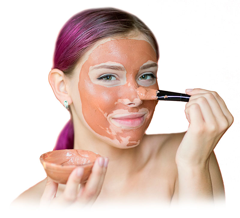 Kvinde anlægger maske med rødt fransk ler