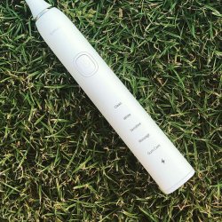 Ultrasonisk m�rkevare-tandb�rste i genbrugsplast