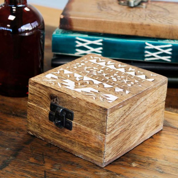 Hndlavet ske af mango-tr, slavisk design, 10,5x10,5x6cm